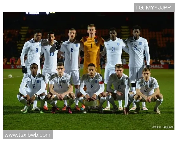 追逐梦想的绿茵场上足球明星闪耀光芒的诗意篇章